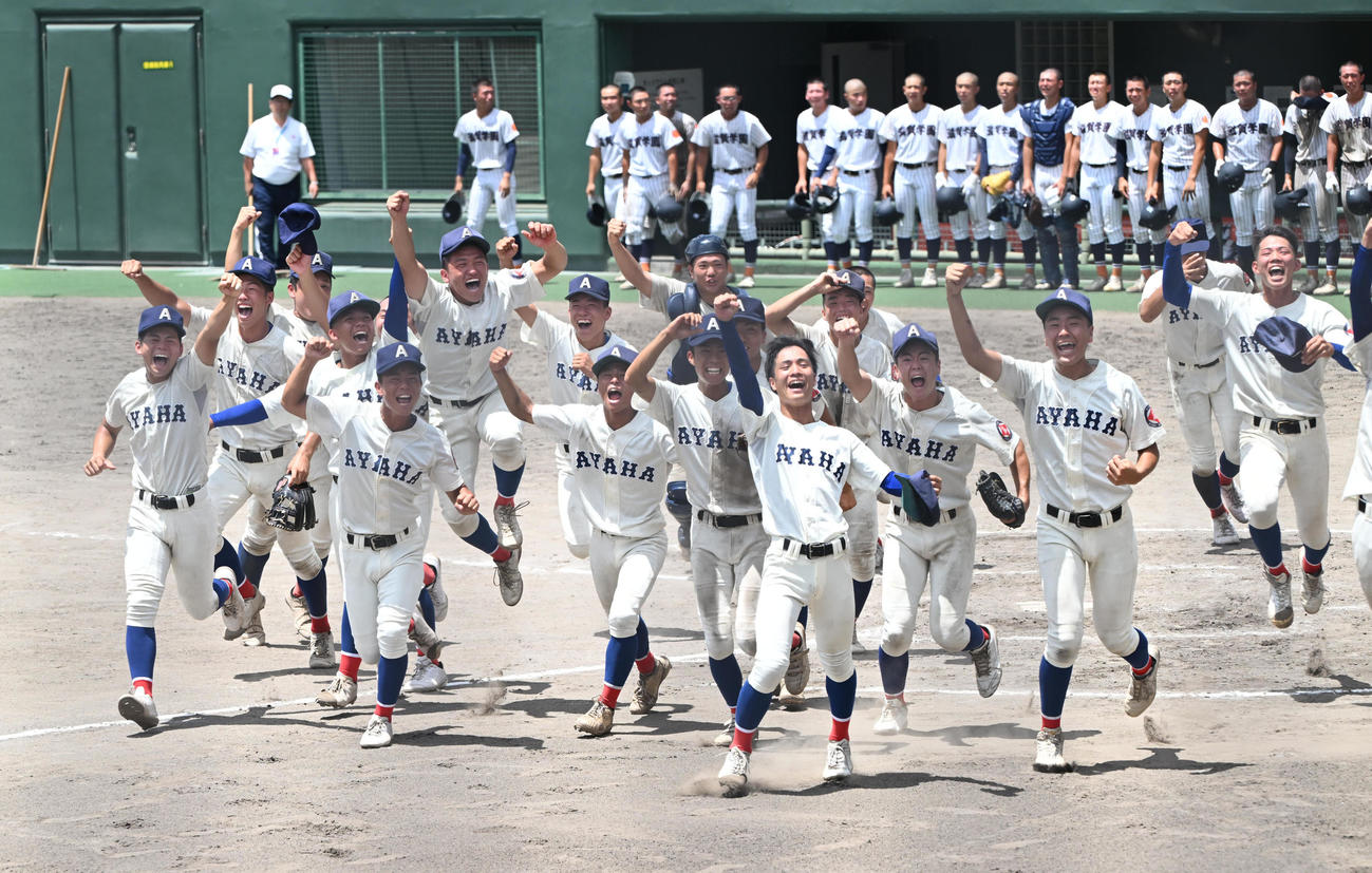 滋賀学園対綾羽　甲子園初出場を決め、喜びを爆発させる綾羽ナイン（撮影・和賀正仁）