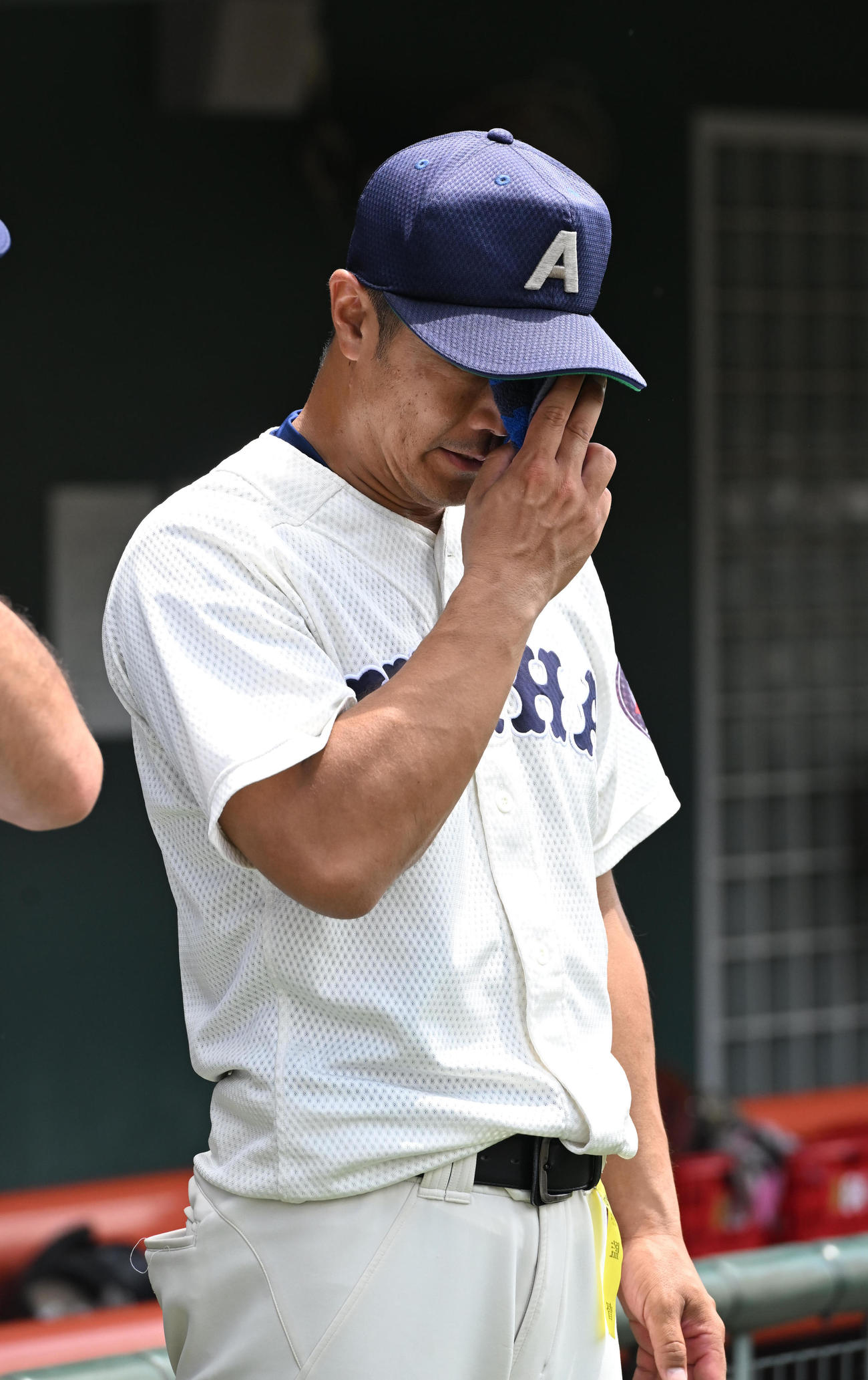 滋賀学園対綾羽　涙をぬぐう綾羽・千代監督（撮影・和賀正仁）