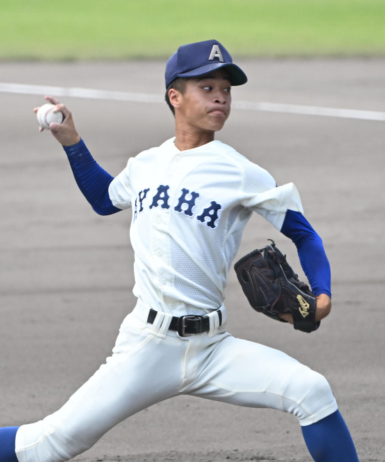 滋賀学園対綾羽　2番手で登板する綾羽・市場（撮影・和賀正仁）