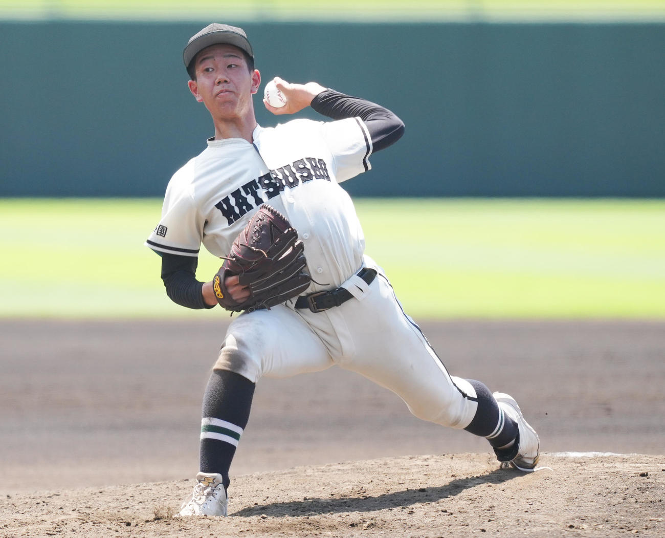 松商学園対佐久長聖　先発し力投する松商学園・加藤（撮影・鈴木みどり）