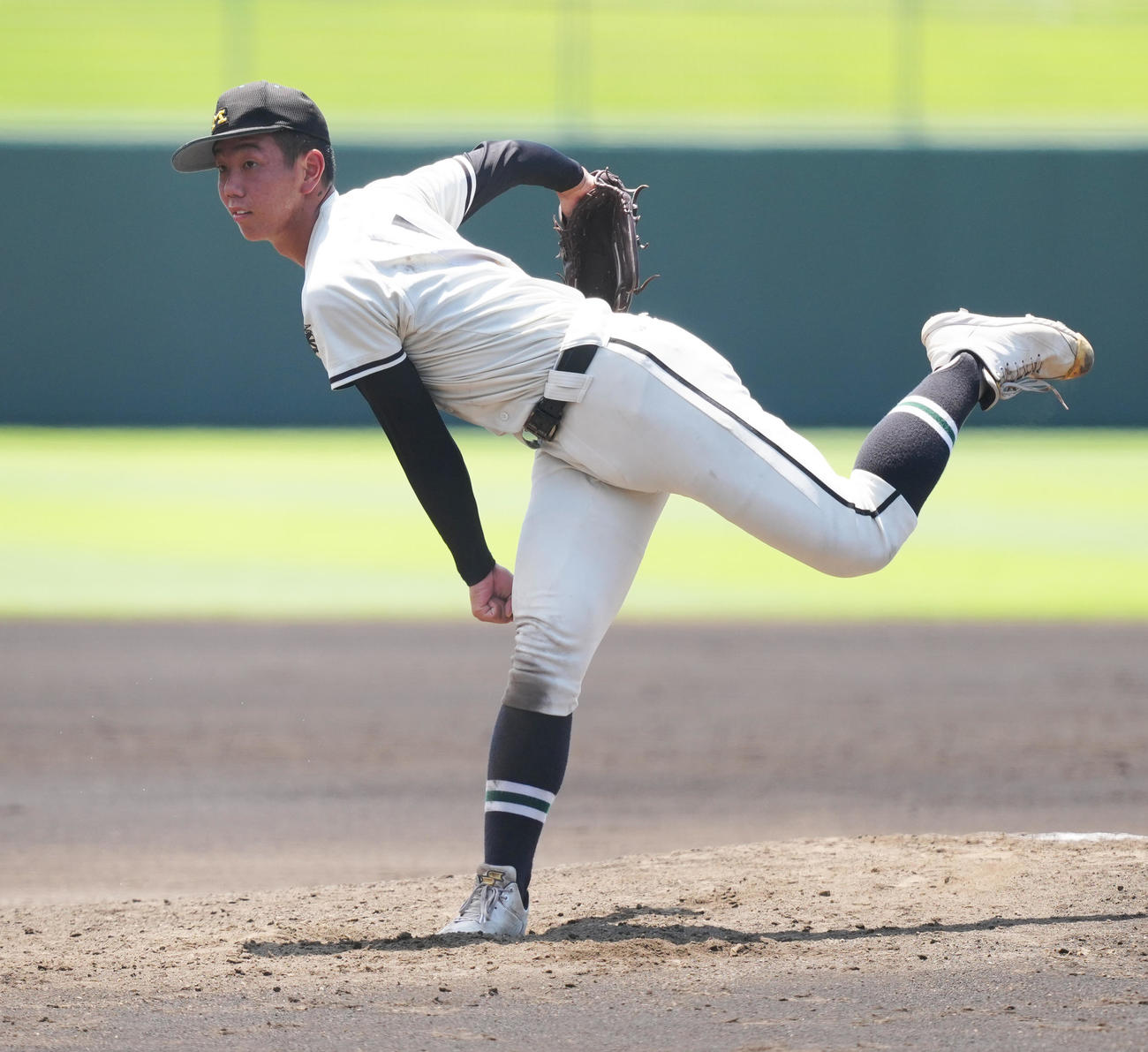 松商学園対佐久長聖　先発し力投する松商学園・加藤（撮影・鈴木みどり）