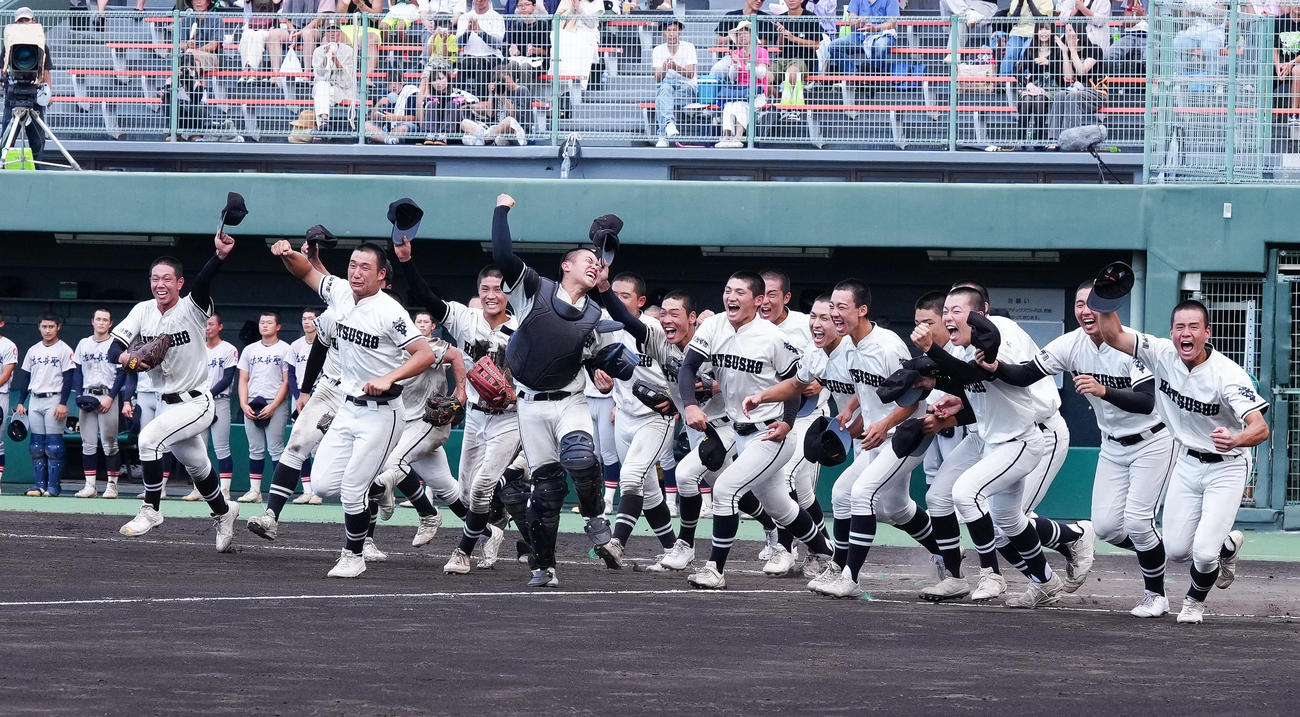 松商学園対佐久長聖　優勝し甲子園出場を決め、笑顔で駆け出す松商学園ナイン（撮影・鈴木みどり）