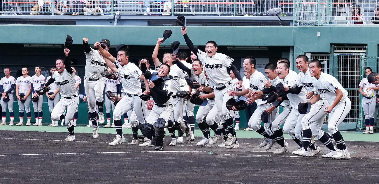松商学園対佐久長聖　優勝し甲子園出場を決め、笑顔で駆け出す松商学園ナイン（撮影・鈴木みどり）