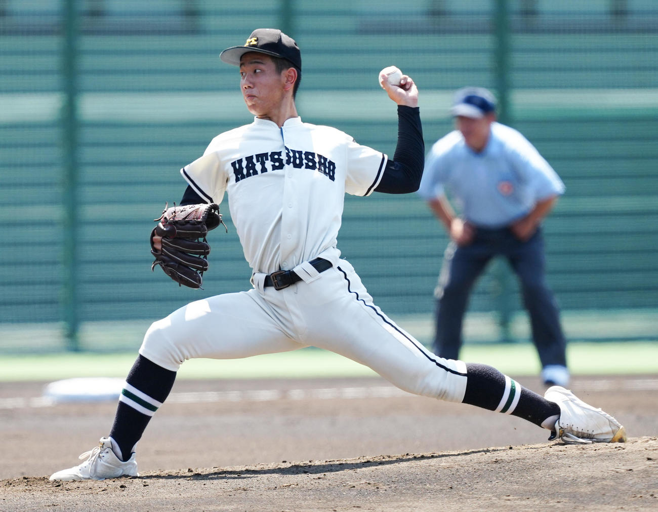 松商学園対佐久長聖　先発し力投する松商学園・加藤（撮影・鈴木みどり）