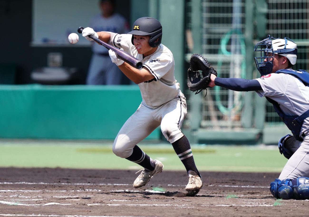 松商学園対佐久長聖　6回表松商学園無死満塁、先制のスクイズを決める久保田（撮影・鈴木みどり）