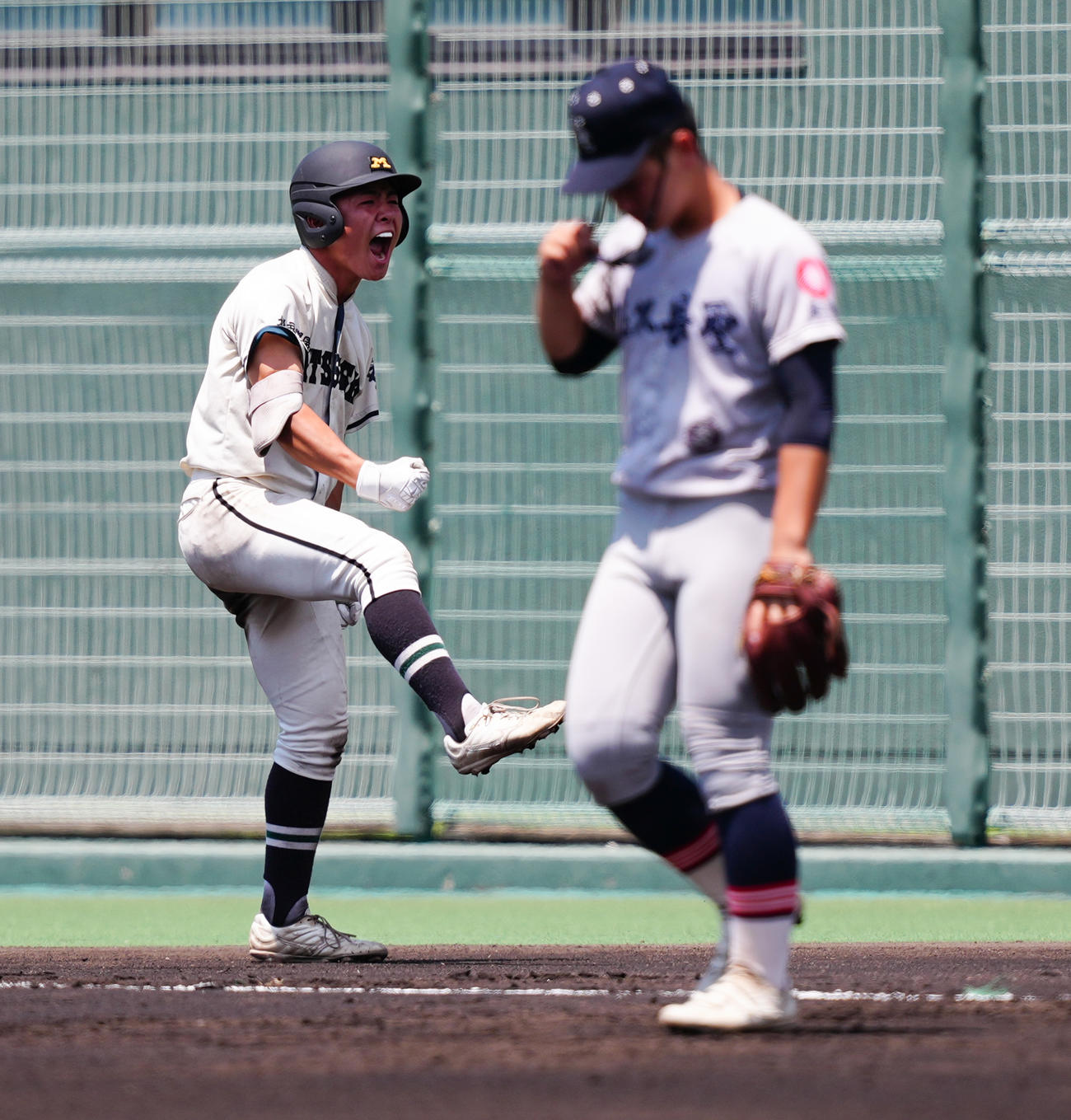 松商学園対佐久長聖　6回表松商学園無死満塁、先制のスクイズを決め、三塁手の失策で出塁した久保田は雄たけびを上げる（撮影・鈴木みどり）