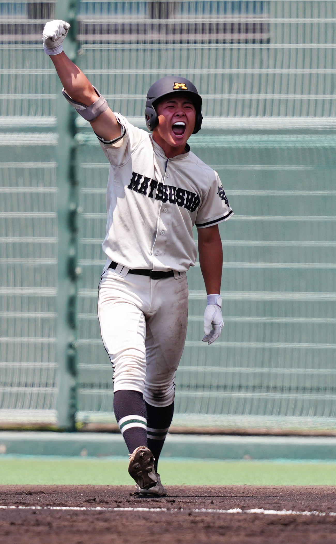 松商学園対佐久長聖　6回表松商学園無死満塁、先制のスクイズを決め、三塁手の失策で出塁した久保田はガッツポーズ（撮影・鈴木みどり）