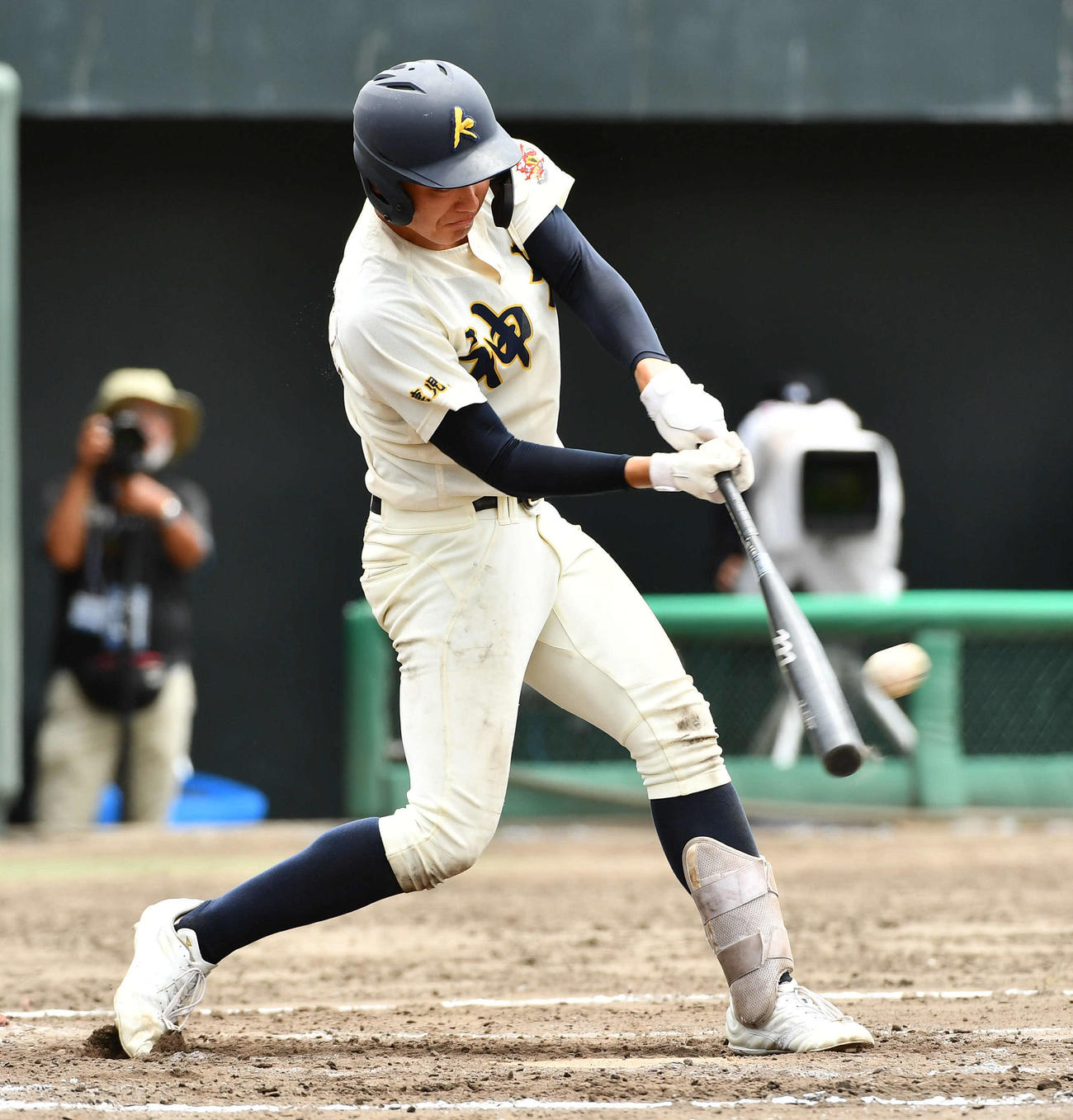 神村学園対れいめい　7回表神村学園無死一塁、今岡は左越え適時二塁打を放つ（撮影・岩下翔太）