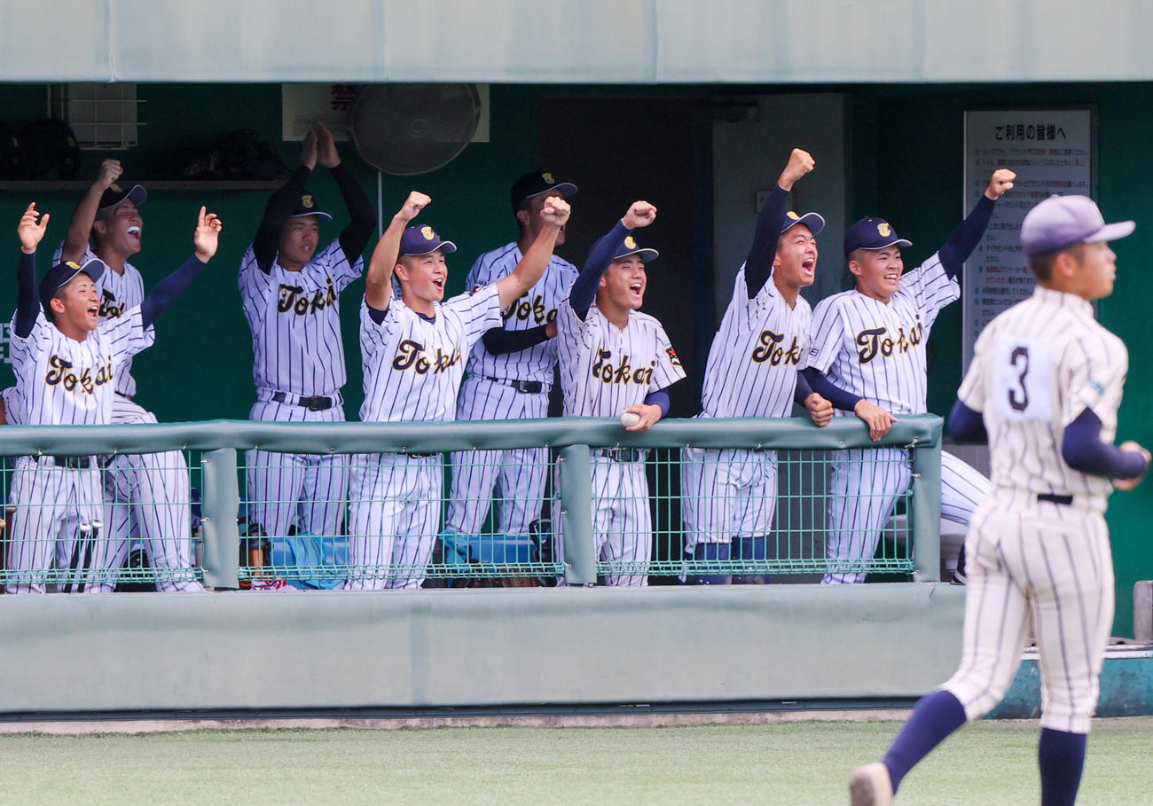 高校野球大阪大会・準決勝　東大阪大柏原対東海大大阪仰星　2回裏東海大大阪仰星2死二塁、森田の適時三塁打で盛り上がる東海大大阪仰星ナイン　　（撮影・上山淳一）