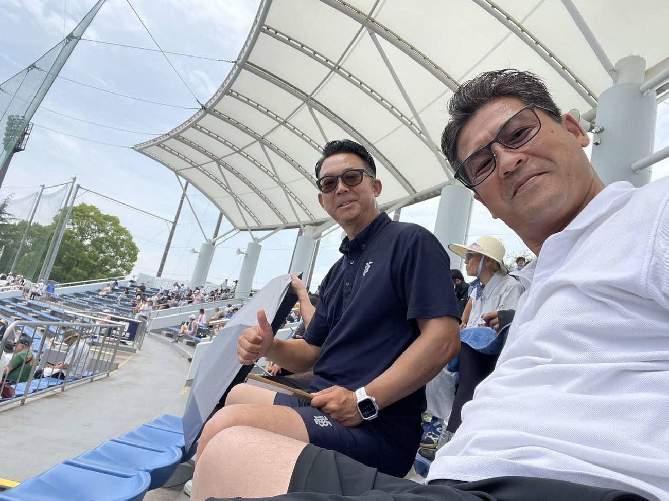 短パン姿で、涼しく夏の大会を視察する（左から）八馬アマスカウティンググループ　グループリーダーと、稲嶺スカウト