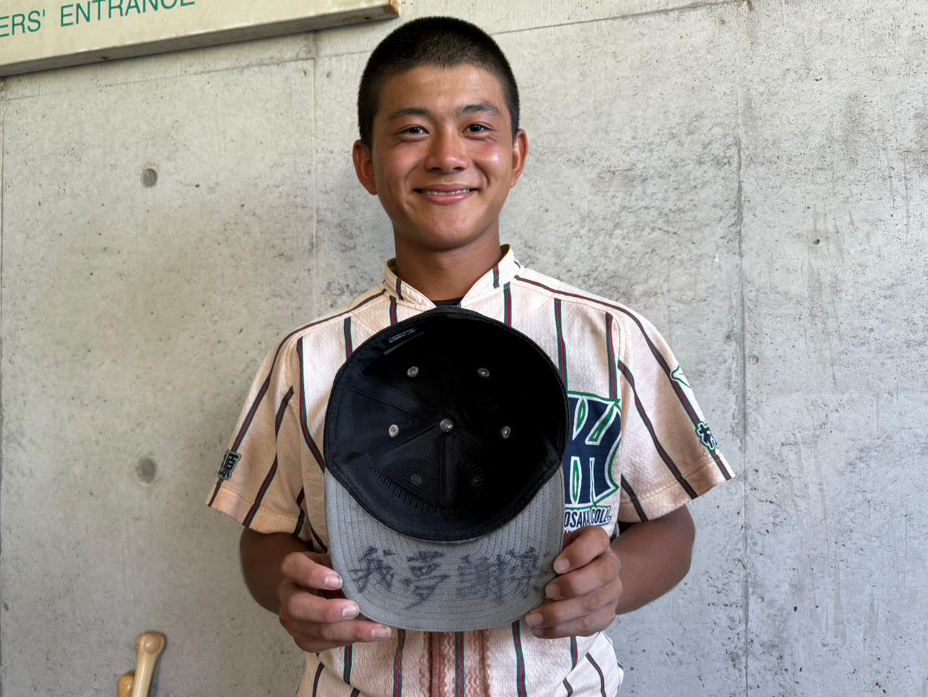延長10回タイブレークで適時打を放った、東大阪大柏原の藤原。帽子のつばに、父がしたためた「我夢謝楽（がむしゃら）」の言葉が支え（撮影・中島麗）