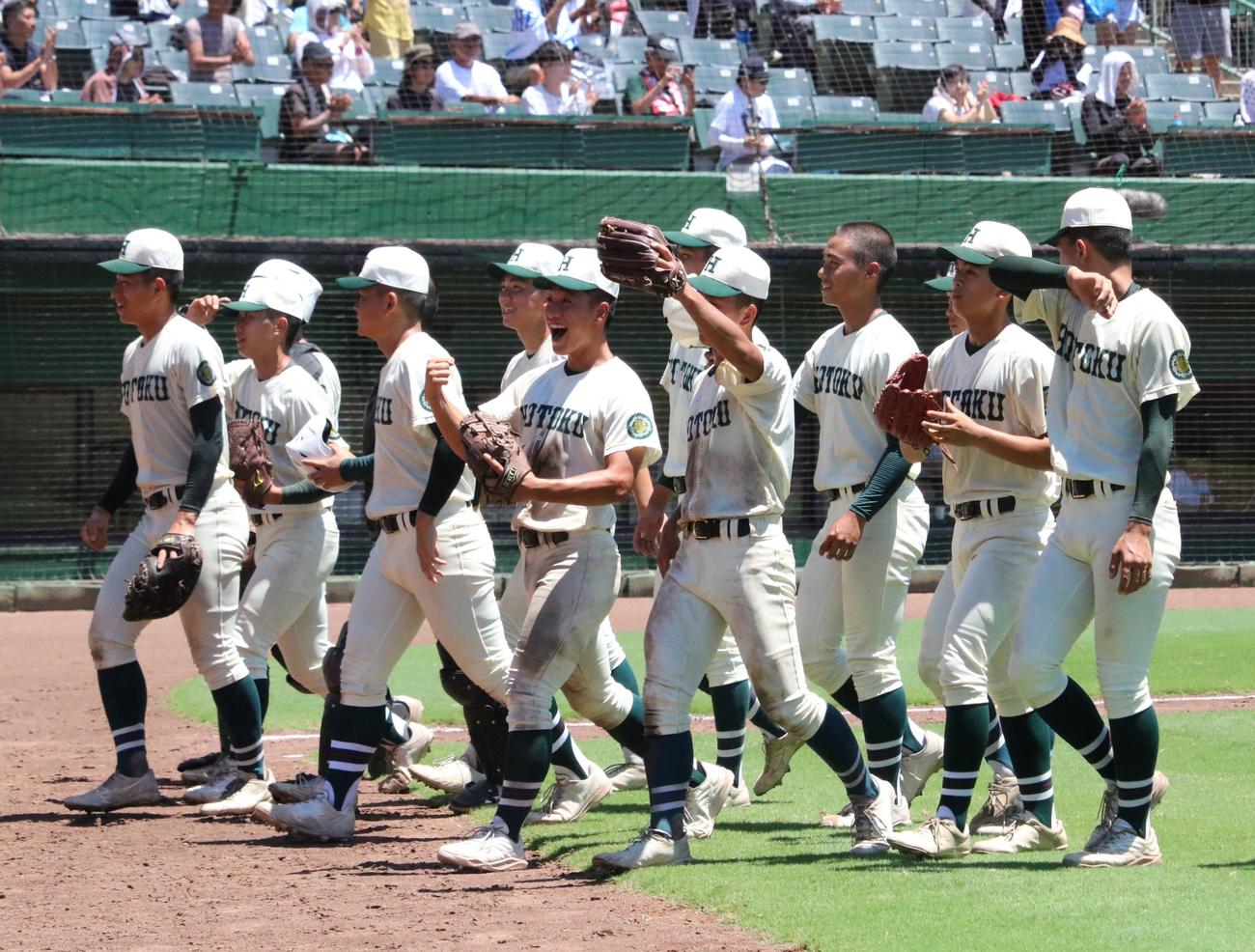 報徳学園対神港学園　決勝進出を決めて報徳学園ナインが喜ぶ（撮影・林亮佑）