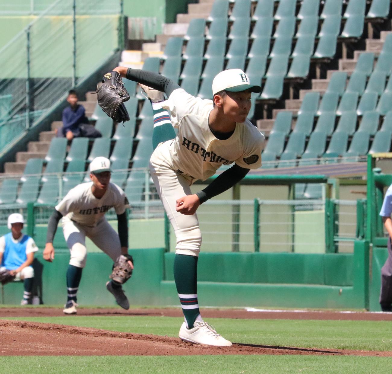 報徳学園対神港学園　報徳学園先発の沢田（撮影・林亮佑）