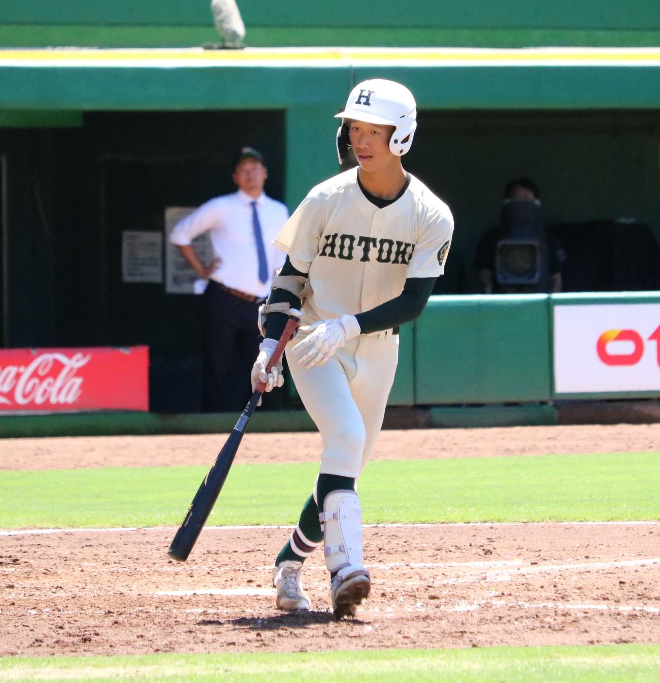 報徳学園対神港学園　3回裏、報徳学園の中尾が死球で出塁する（撮影・林亮佑）