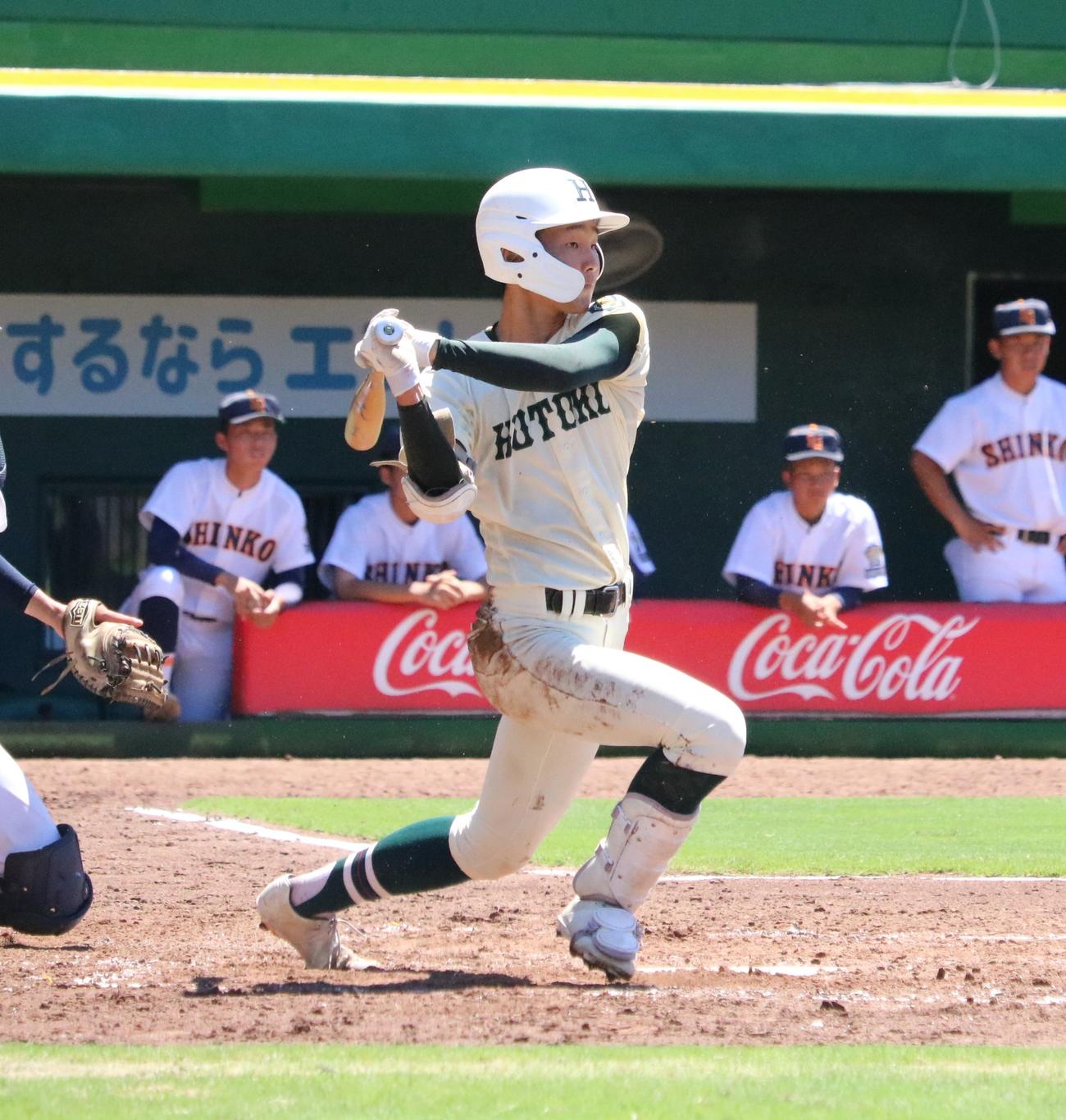 報徳学園対神港学園　報徳学園の沢田がスイングする（撮影・林亮佑）