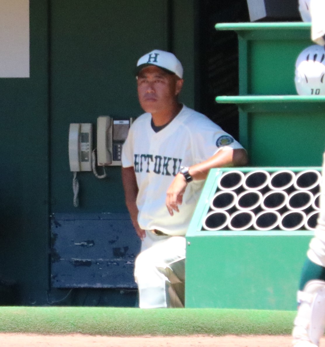 報徳学園対神港学園　報徳学園の大角監督が戦況を見守る（撮影・林亮佑）