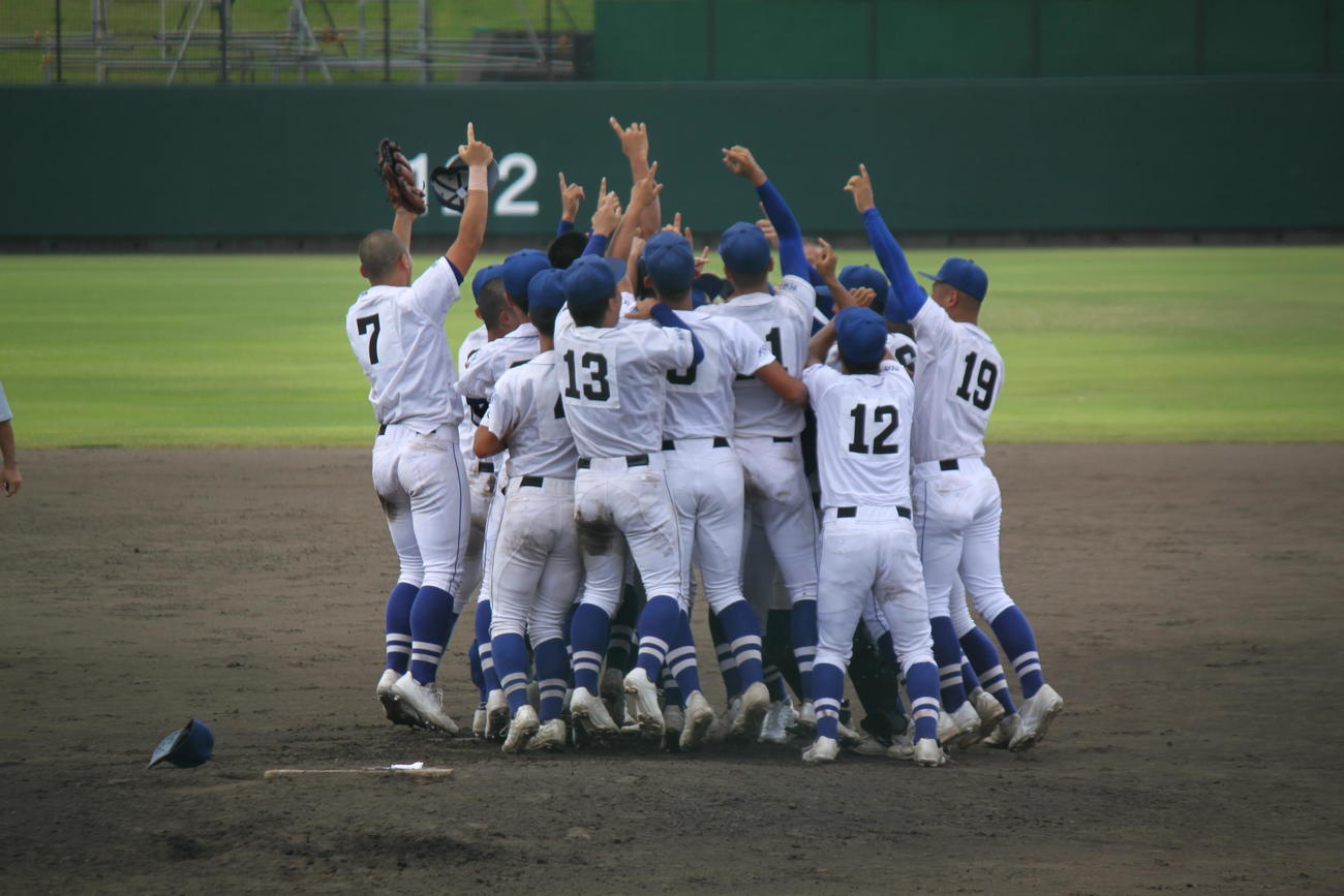 5年連続優勝を決めてマウンド近くで喜ぶ明豊ナイン（撮影・実藤健一）