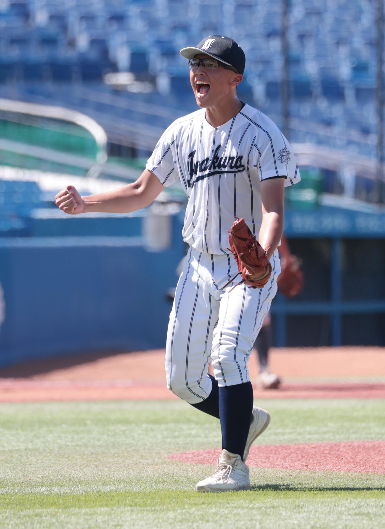 岩倉対修徳　勝利しガッツポーズする岩倉・佐藤（撮影・柴田隆二）