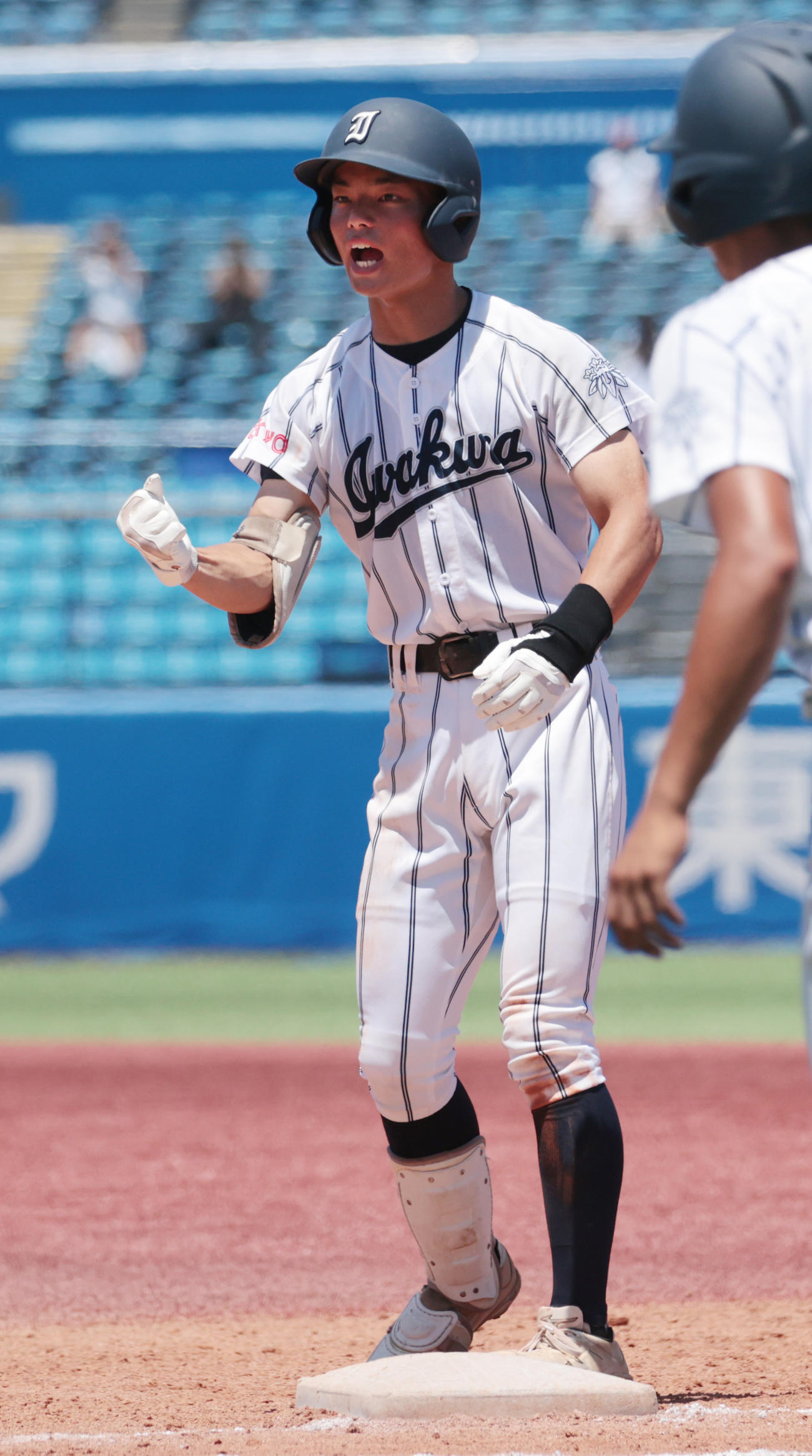 岩倉対修徳　4回裏岩倉2死三塁、高橋は左前に適時打を放ちガッツポーズする（撮影・柴田隆二）