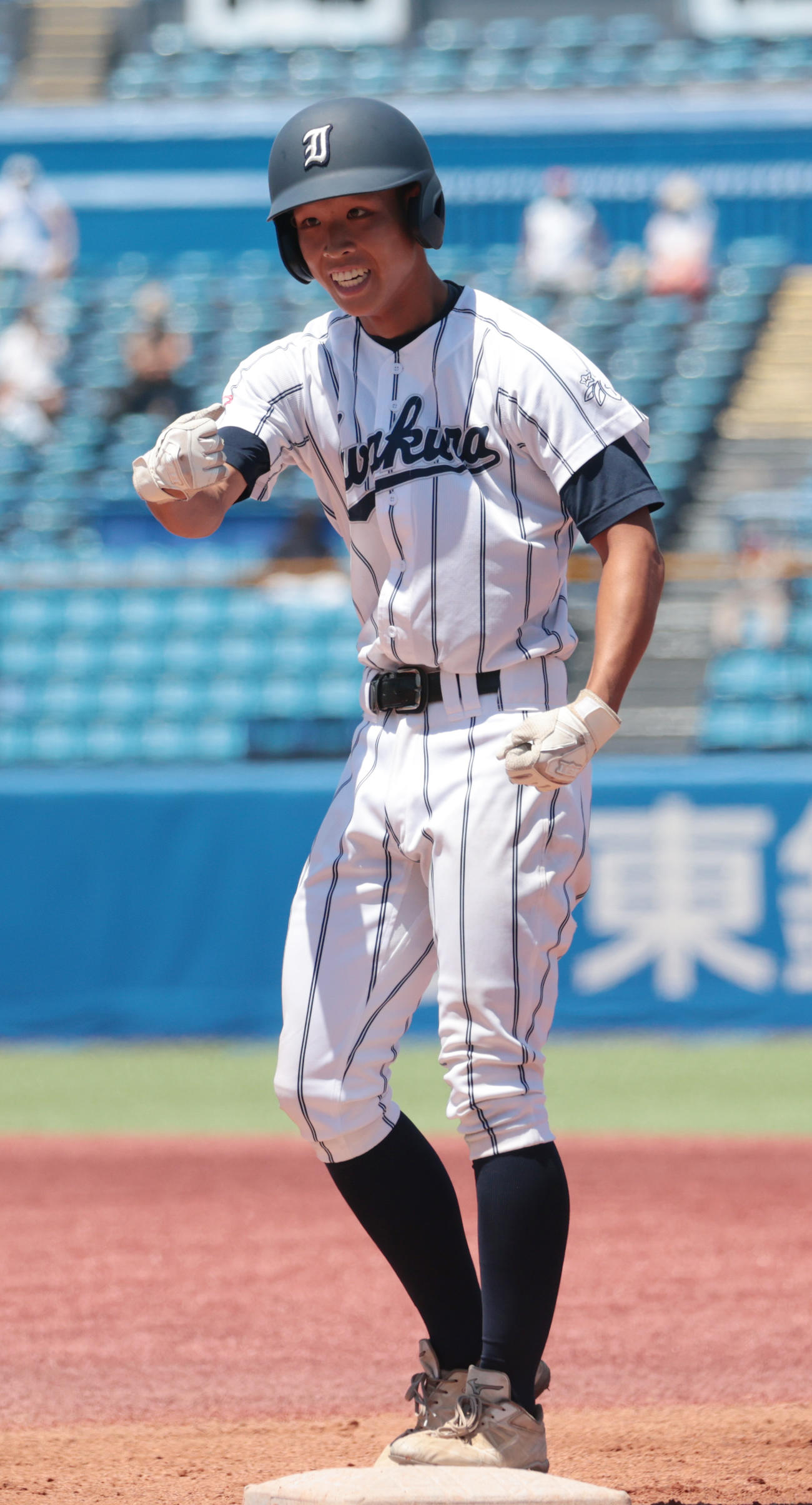 岩倉対修徳　6回表岩倉2死二塁、代打中村は三塁適時内野安打を放ちガッツポーズする（撮影・柴田隆二）