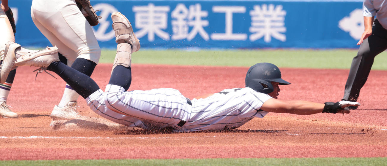 岩倉対修徳　6回表岩倉無死、内田は一塁内野安打を放ちヘッドスライディングする（撮影・柴田隆二）