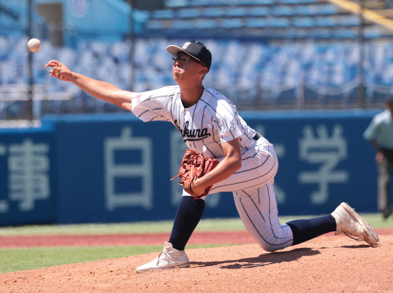 岩倉対修徳　6回から登板した岩倉・佐藤（撮影・柴田隆二）