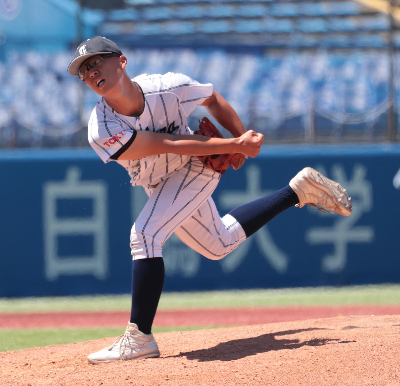 岩倉対修徳　6回から登板した岩倉・佐藤（撮影・柴田隆二）