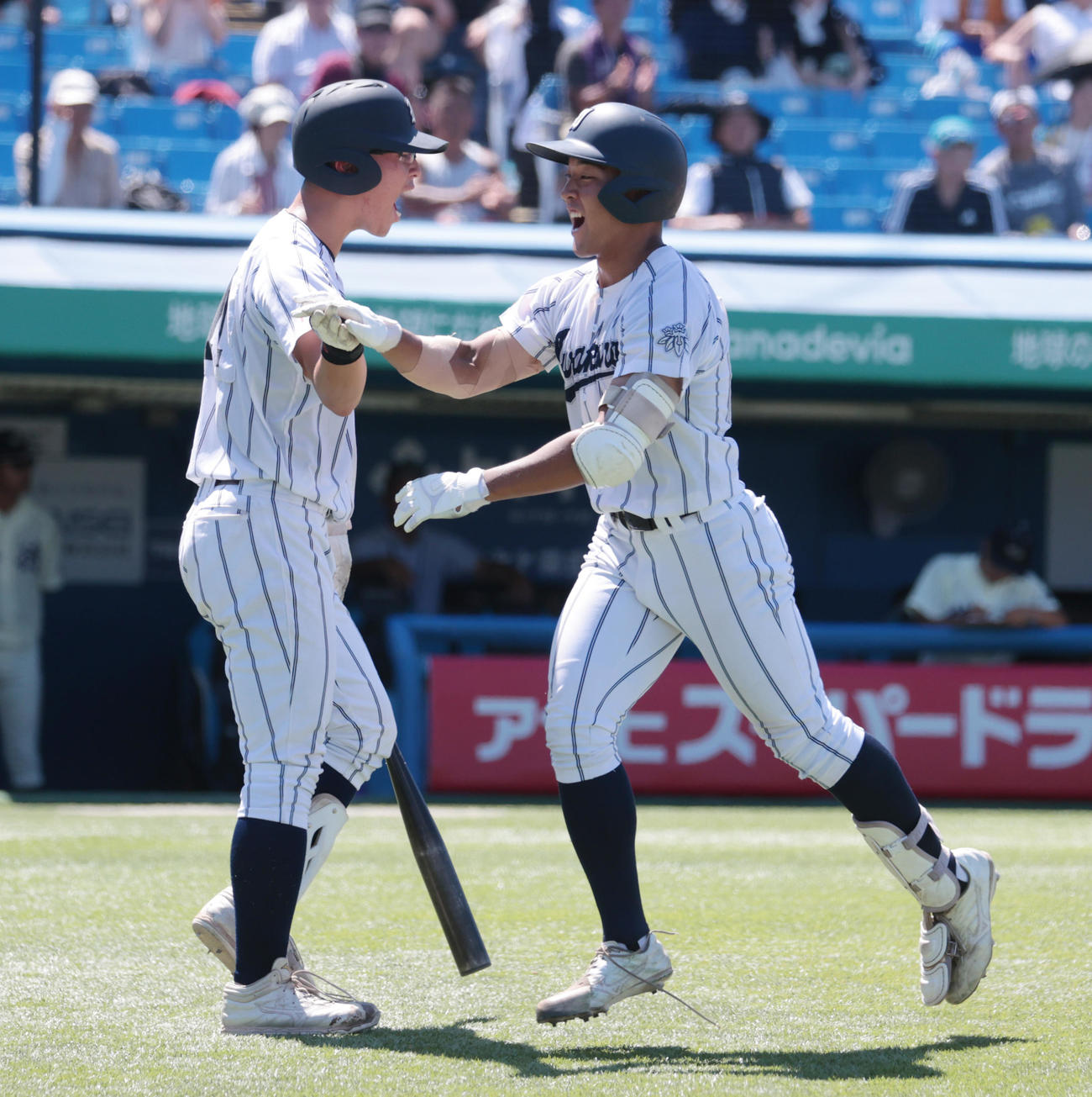 岩倉対修徳　9回表岩倉2死、岩崎佑（右）は左越えに本塁打を放ち佐藤とハイタッチする（撮影・柴田隆二）