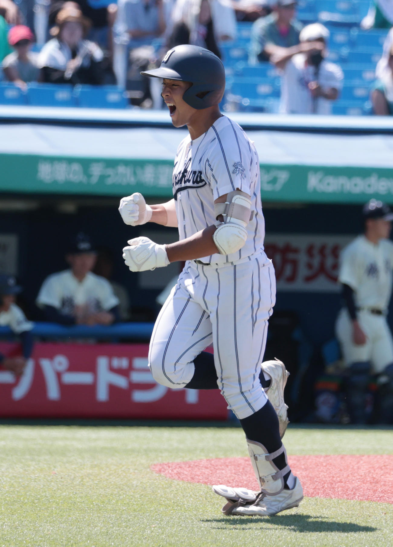 岩倉対修徳　9回表岩倉2死、岩崎佑は左越えに本塁打を放ちガッツポーズする（撮影・柴田隆二）