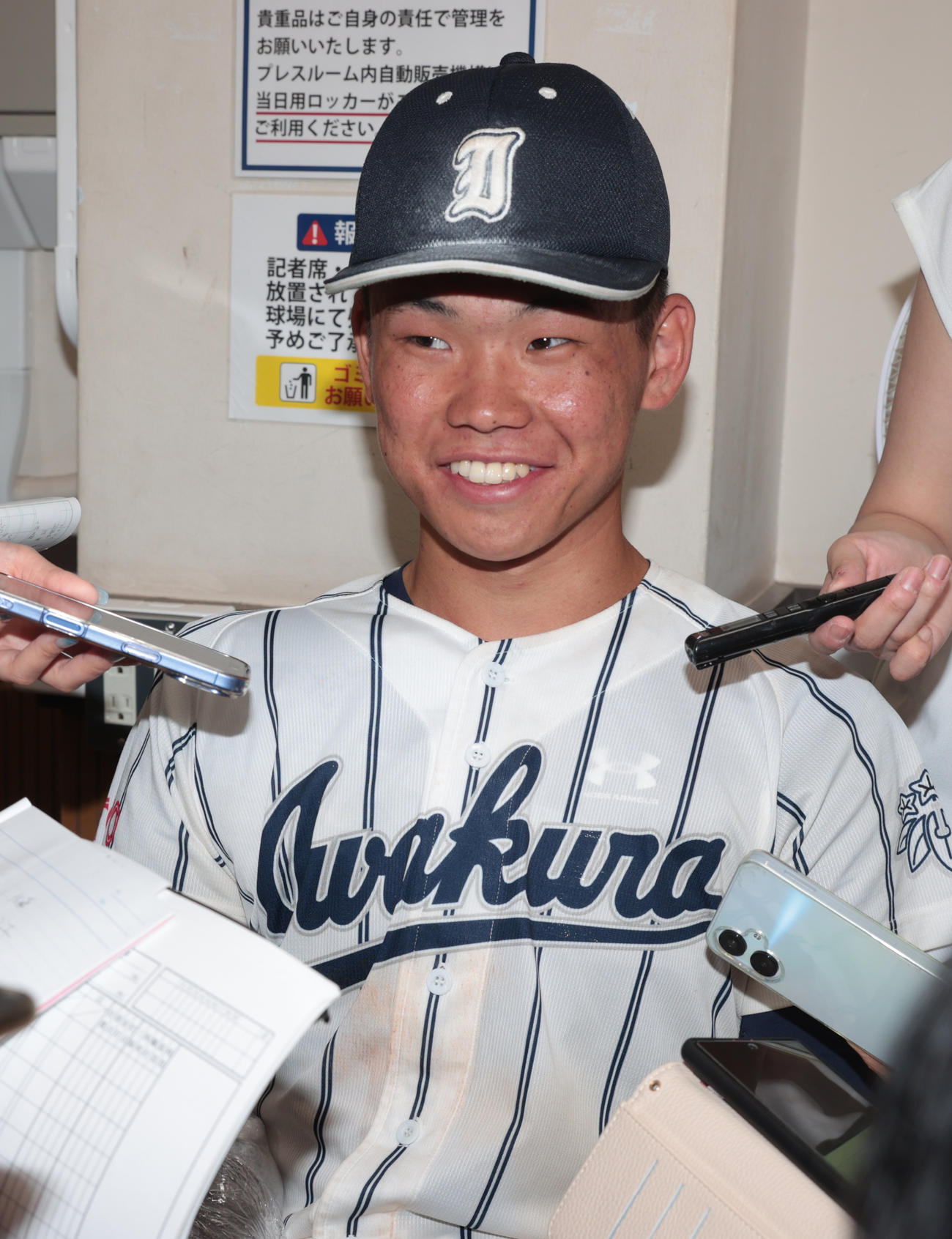 岩倉対修徳　勝利し笑顔を見せる岩倉・上原（撮影・柴田隆二）