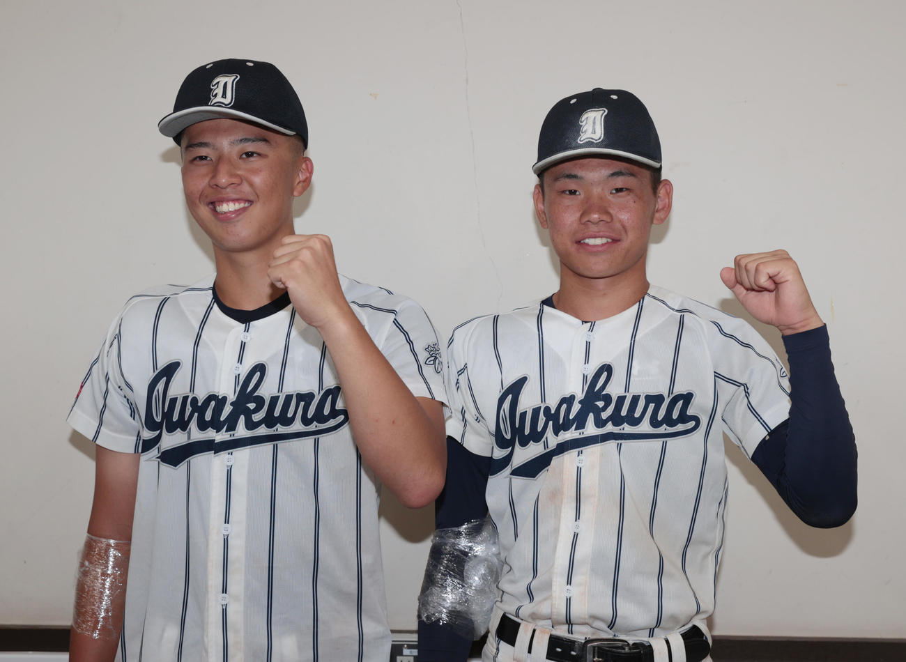 岩倉対修徳　勝利しガッツポーズする岩倉・佐藤（左）と上原（撮影・柴田隆二）