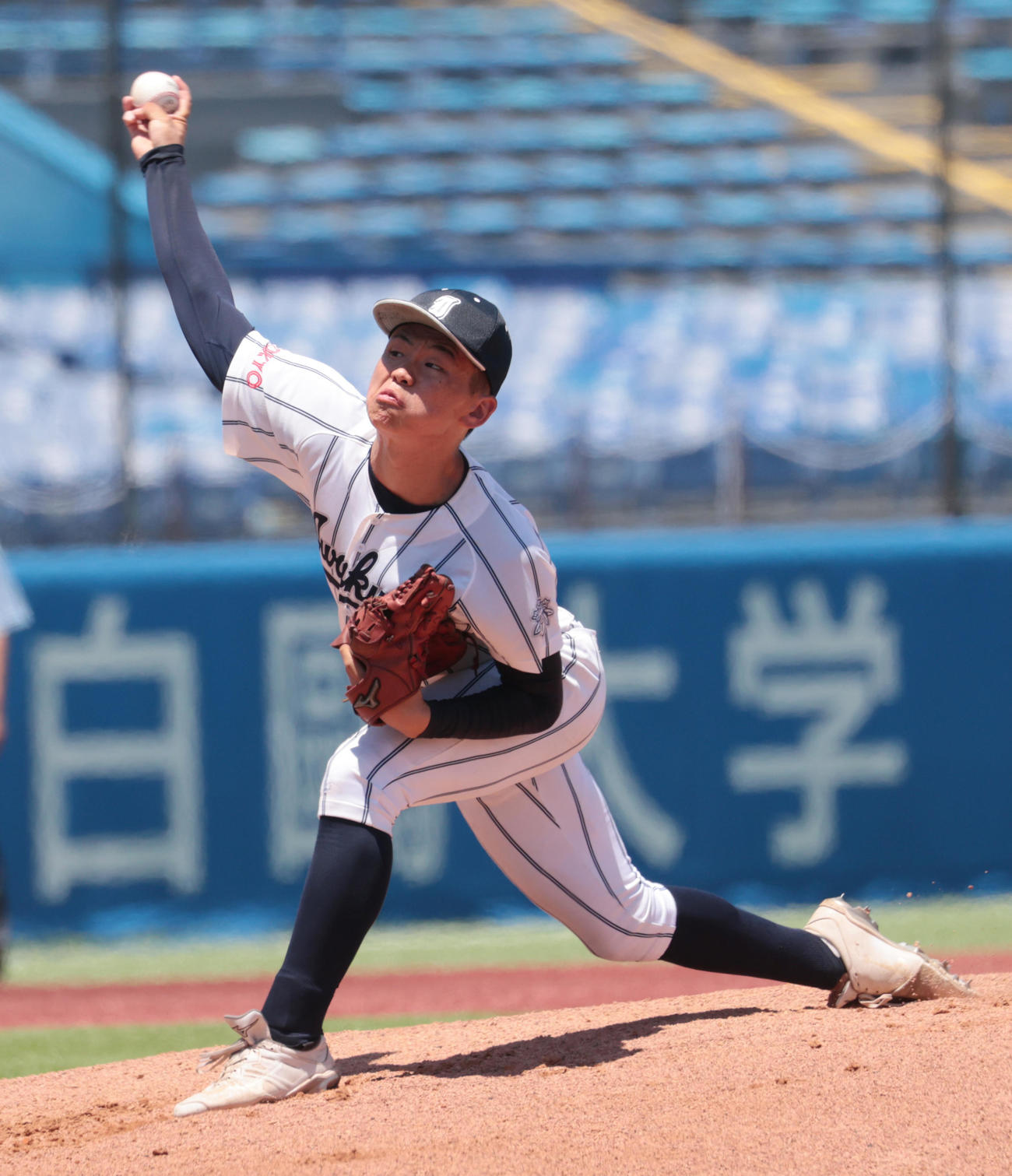 岩倉対修徳　先発した岩倉・上原（撮影・柴田隆二）