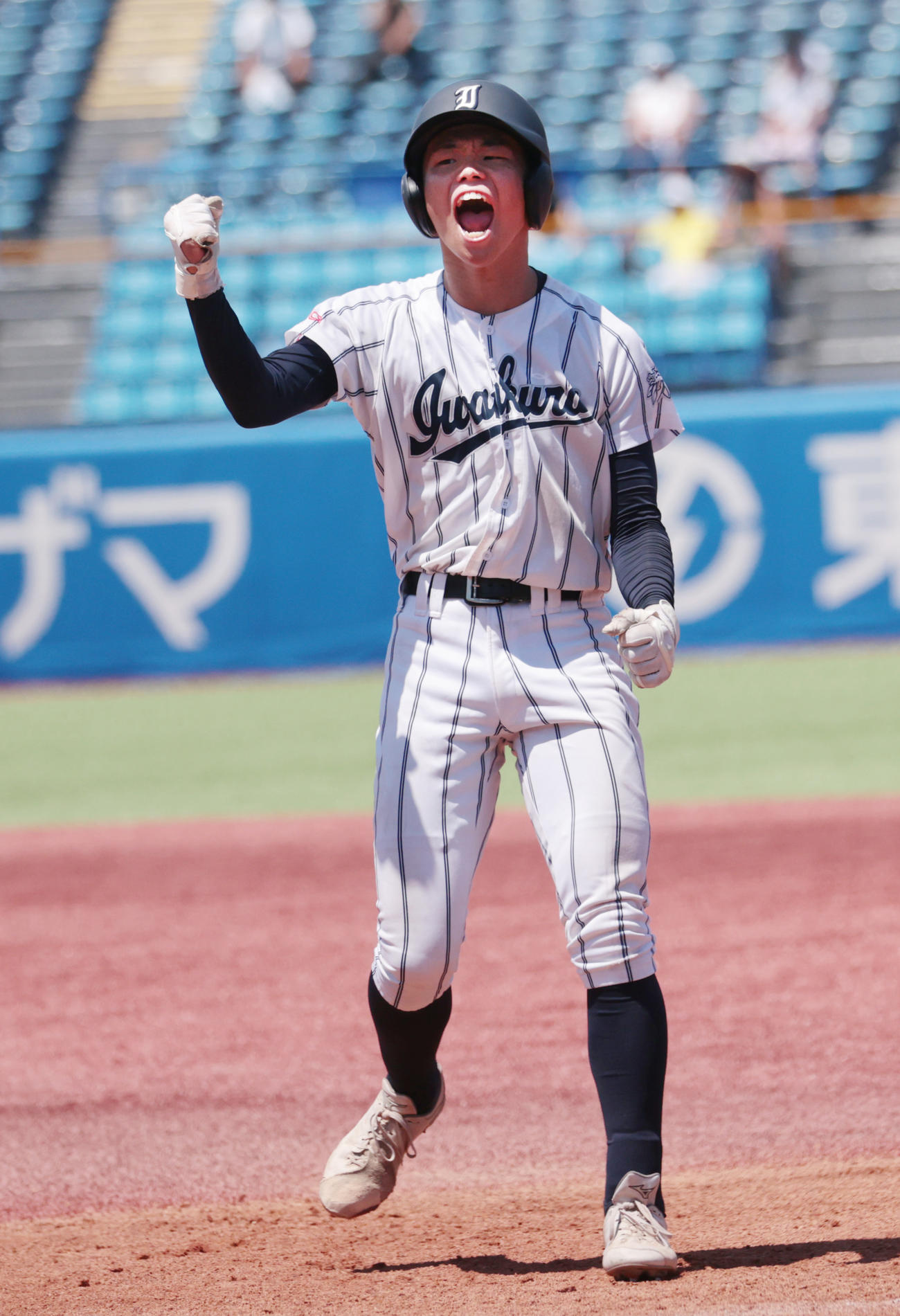 岩倉対修徳　6回表岩倉1死二塁、上原は中前に適時打を放ちガッツポーズする（撮影・柴田隆二）