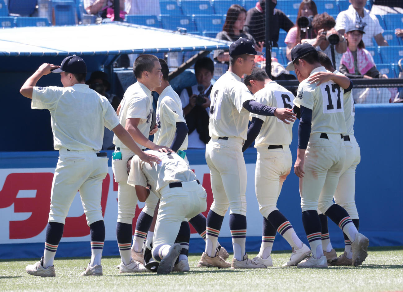 岩倉対修徳　破れた修徳ナインはがっくり引き揚げる（撮影・柴田隆二）