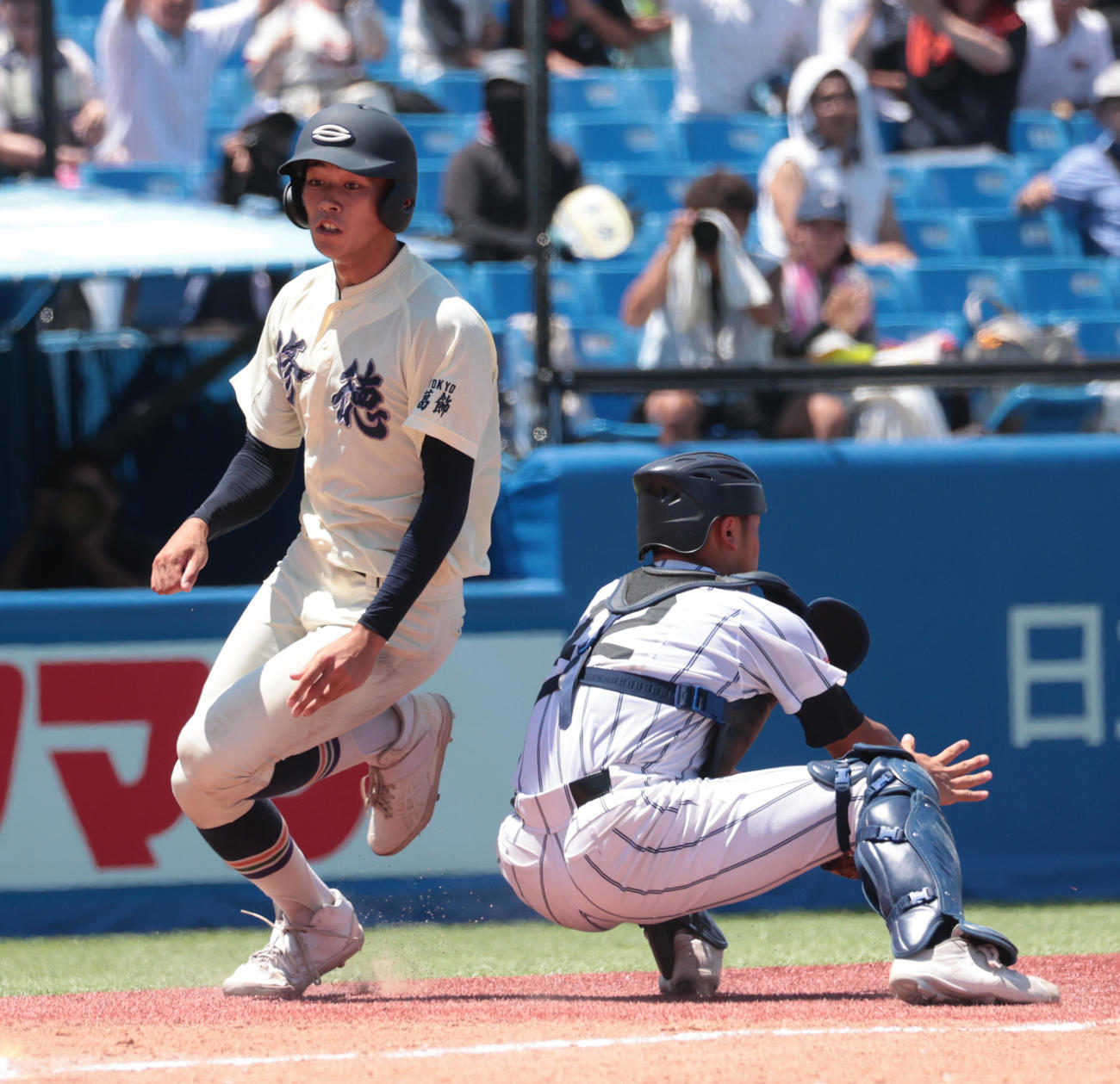 岩倉対修徳　5回裏修徳1死二塁、川畑の中前適時打で二塁走者岳原が生還する。捕手河村（撮影・柴田隆二）