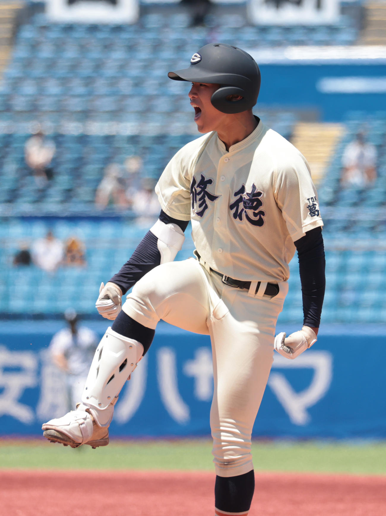 岩倉対修徳　5回裏修徳1死二塁、川畑は中前に適時打を放ちガッツポーズする（撮影・柴田隆二）