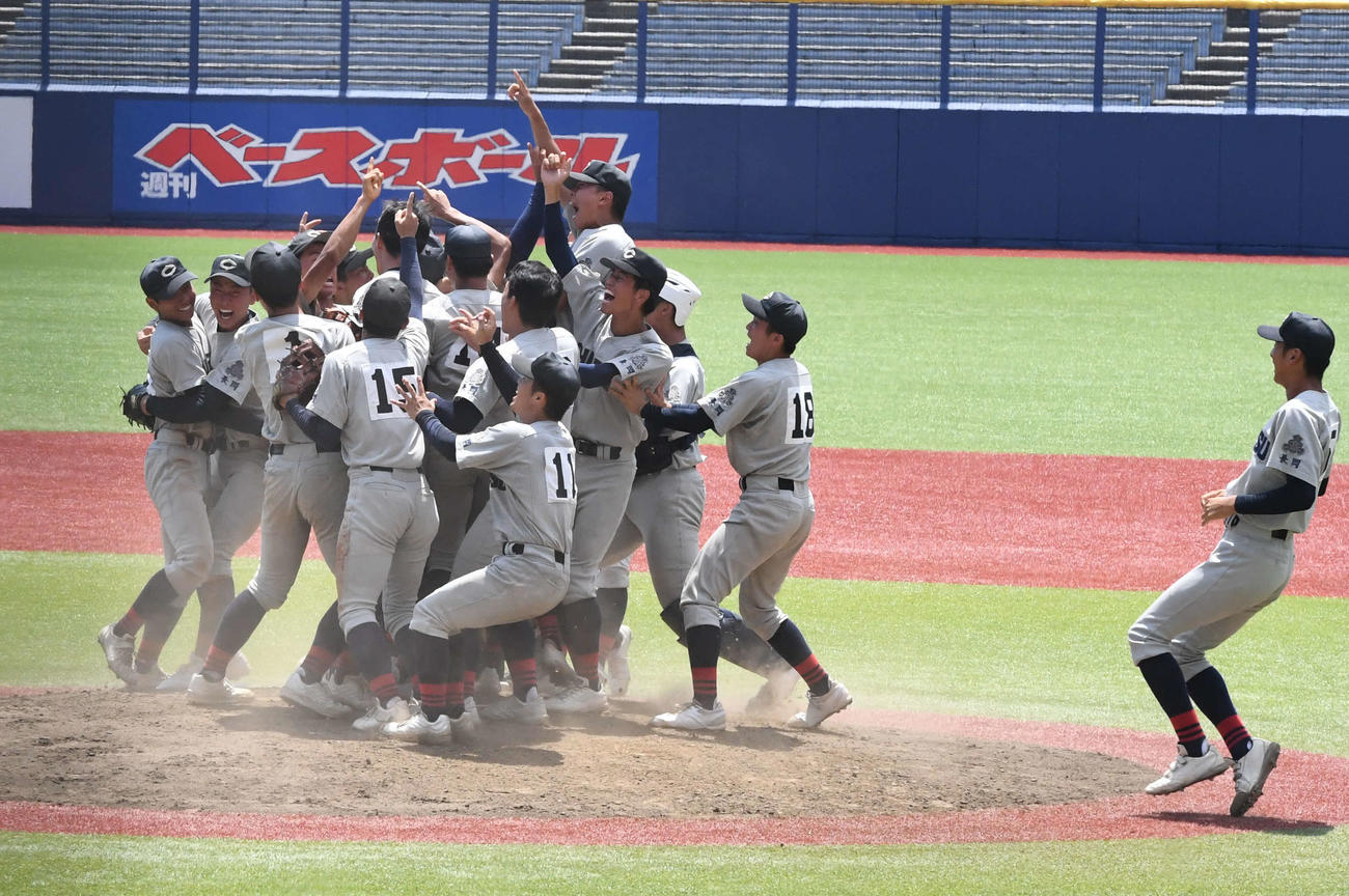 新潟産大付対中越　7年ぶり12度目の優勝に歓喜する中越ナイン（撮影・小林忠）