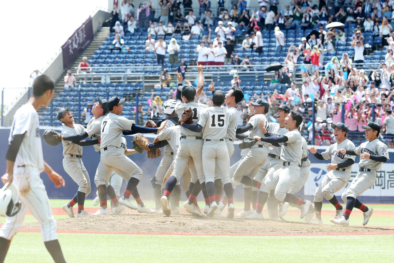 新潟産大付対中越　優勝し喜ぶ中越の選手たち（撮影・鈴木正人）