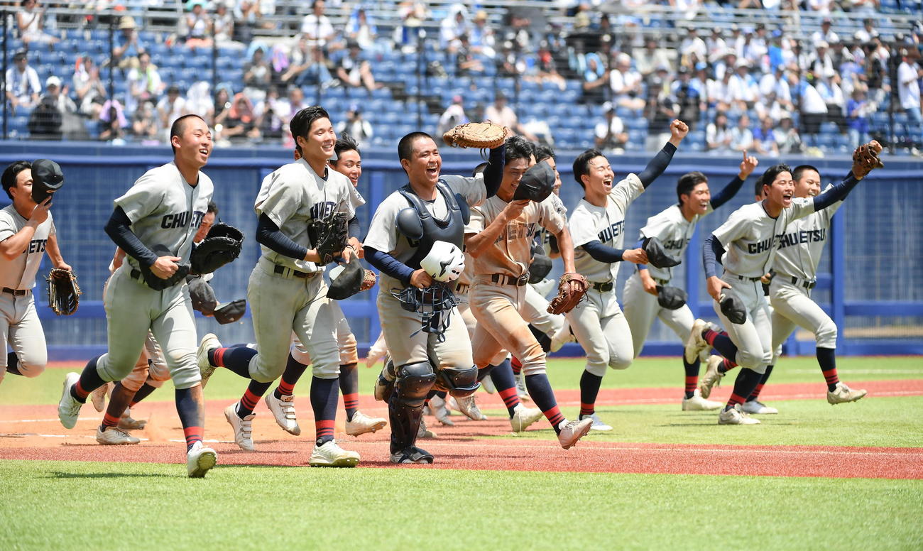 新潟産大付対中越　7年ぶり12度目の優勝を果たし、応援席に向かって走り出す中越ナイン