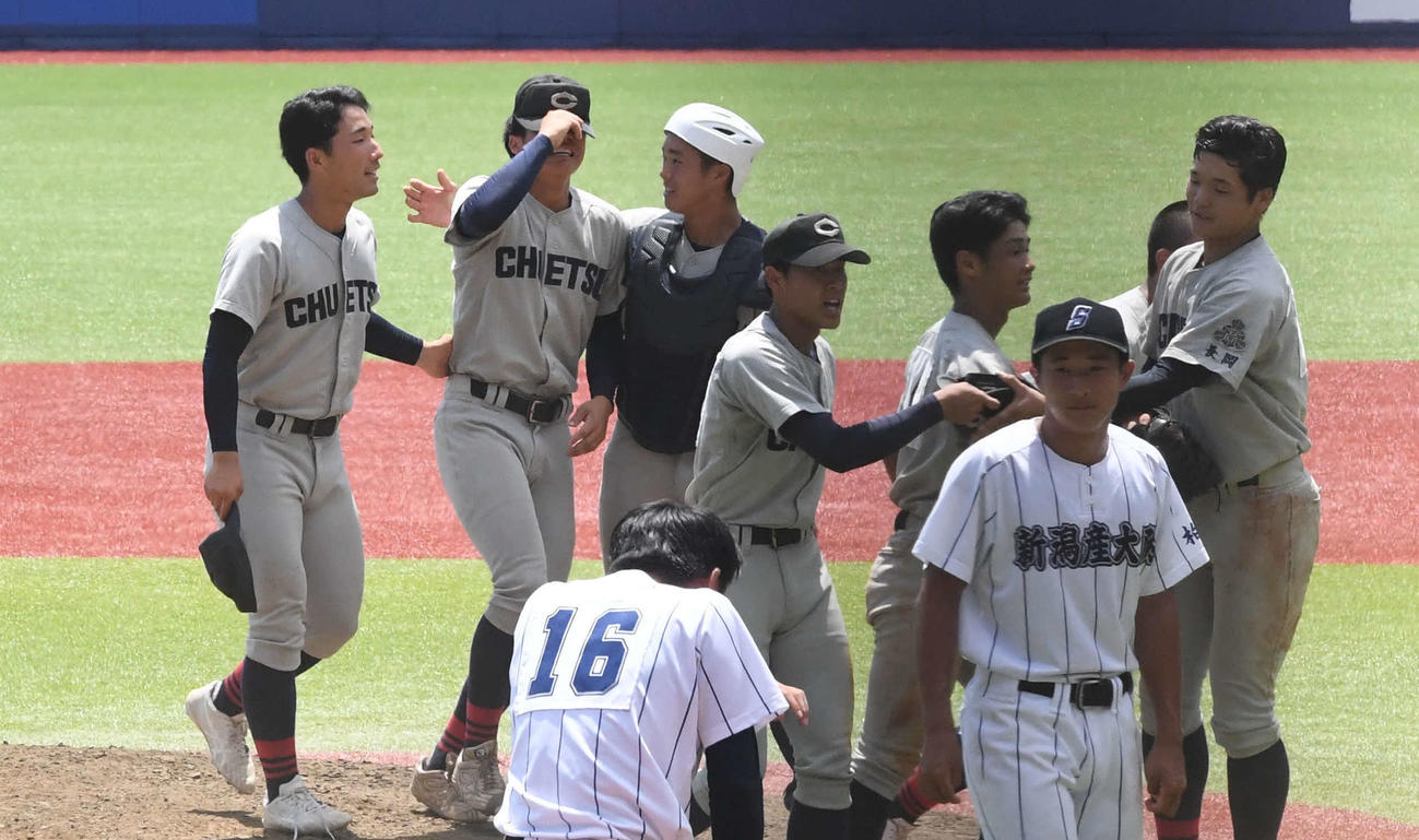 新潟産大付対中越　7年ぶり12度目の優勝に涙を流す中越・石山（左から2人目）（撮影・小林忠）