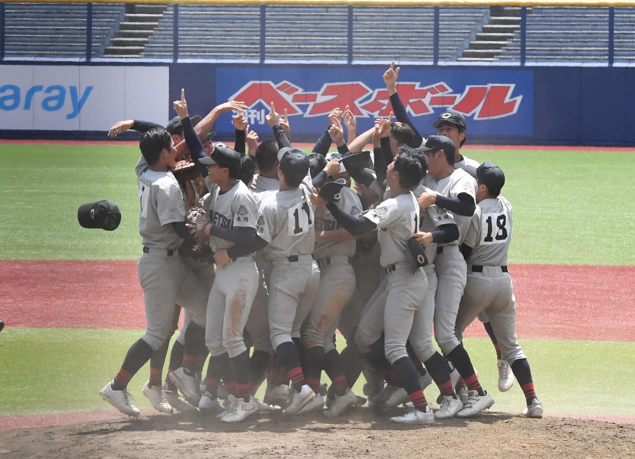新潟産大付対中越　7年ぶり12度目の優勝に歓喜する中越ナイン（撮影・小林忠）