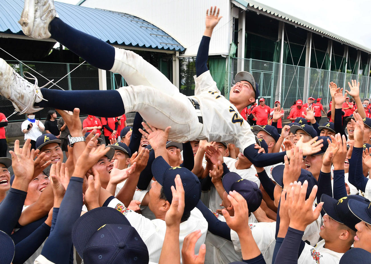 神村学園対れいめい　試合後、仲間たちから胴上げされる神村学園今岡（撮影・岩下翔太）