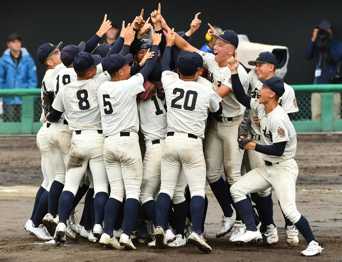 神村学園対れいめい　優勝を決め、マウンドで歓喜の輪をつくる神村学園ナイン（撮影・岩下翔太）