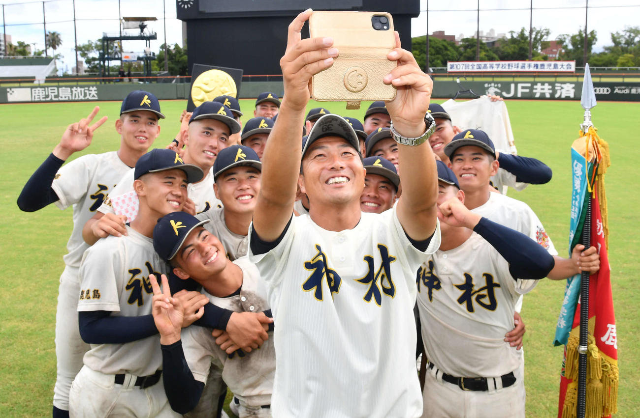 神村学園対れいめい　試合後に神村学園ナインと自撮りを撮影する小田監督（撮影・岩下翔太）
