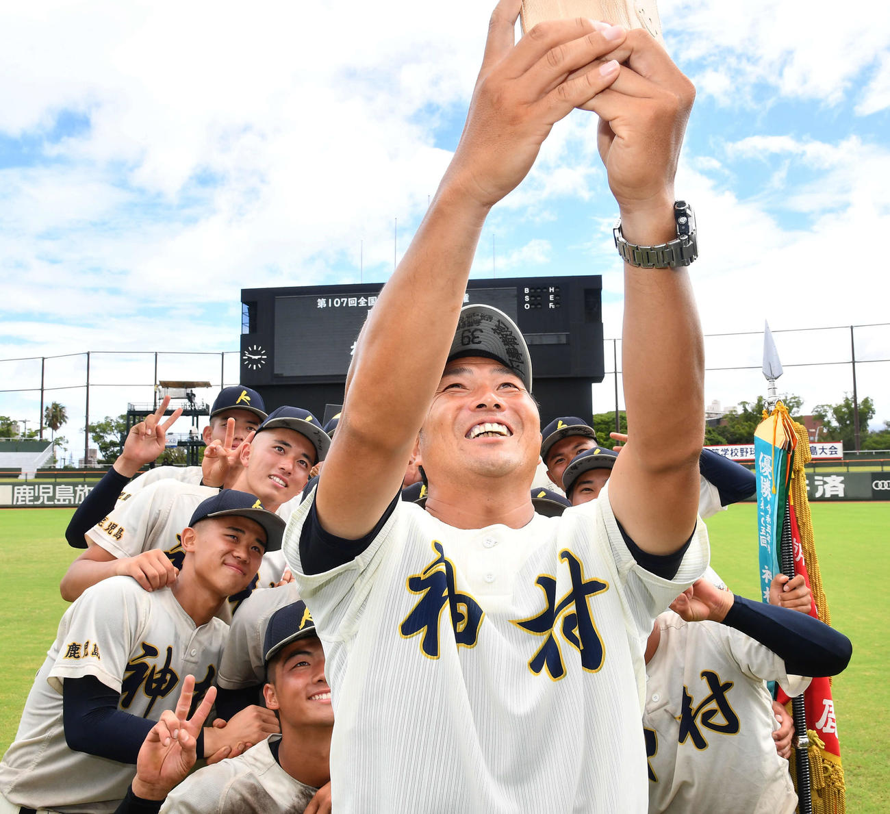 神村学園対れいめい　試合後に神村学園ナインと自撮りを撮影する小田大介監督（撮影・岩下翔太）