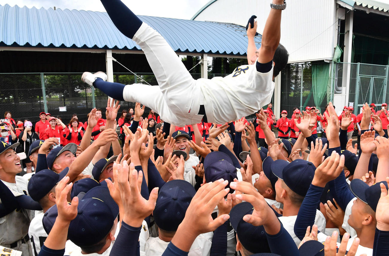 神村学園対れいめい　試合後、神村学園ナインから胴上げされる小田監督（撮影・岩下翔太）