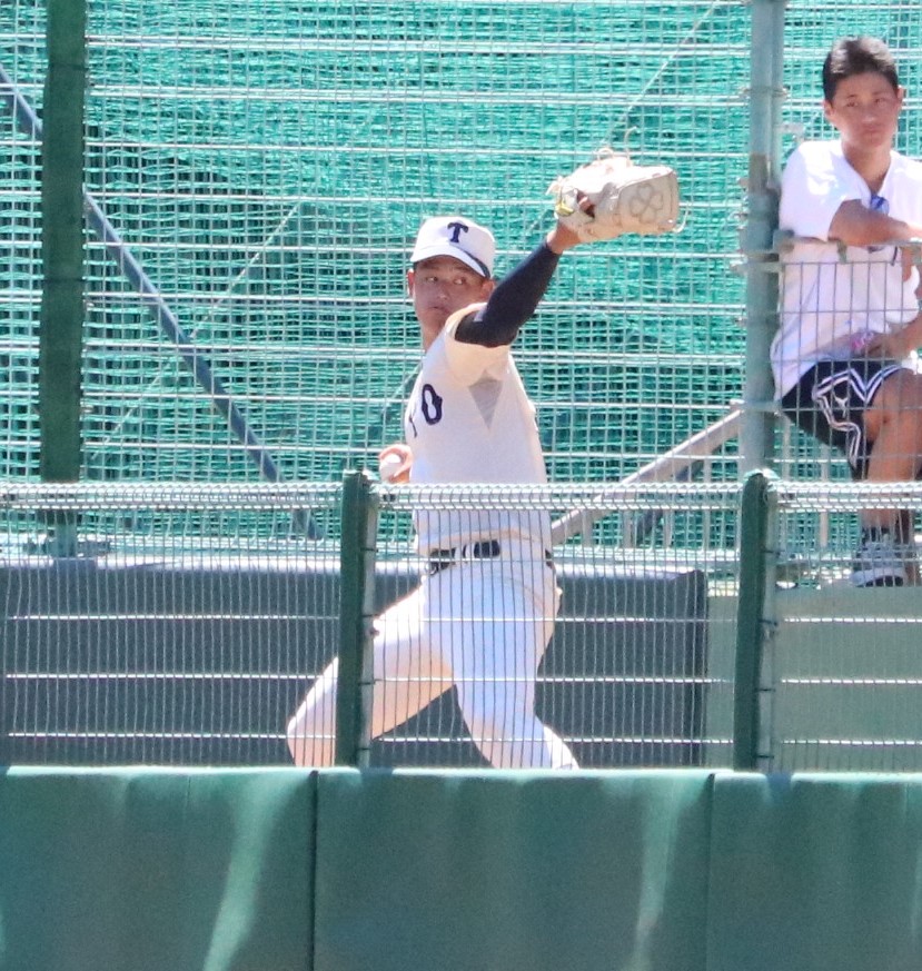 東洋大姫路対小野　東洋大姫路の阪下が試合中にブルペンで投球練習を行う（撮影・林亮佑）