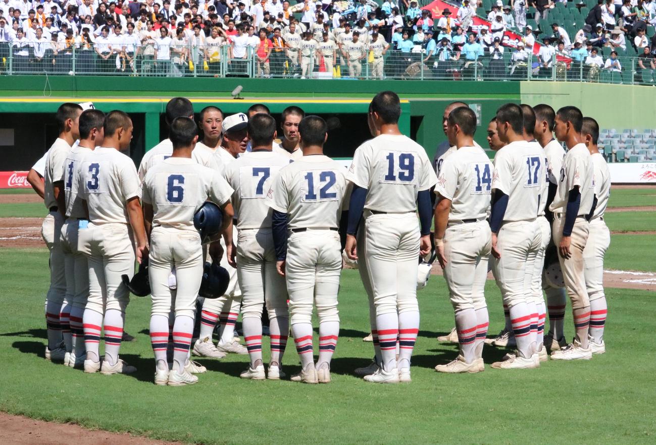 東洋大姫路対小野　決勝進出を決めた東洋大姫路ナインが試合後にベンチ前でミーティングをする（撮影・林亮佑）