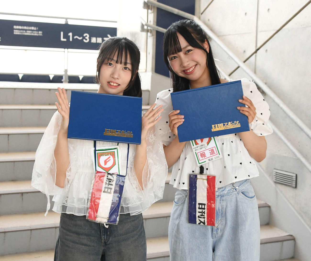 NGT48の北澤百音（左）と西川晴菜（24日撮影）
