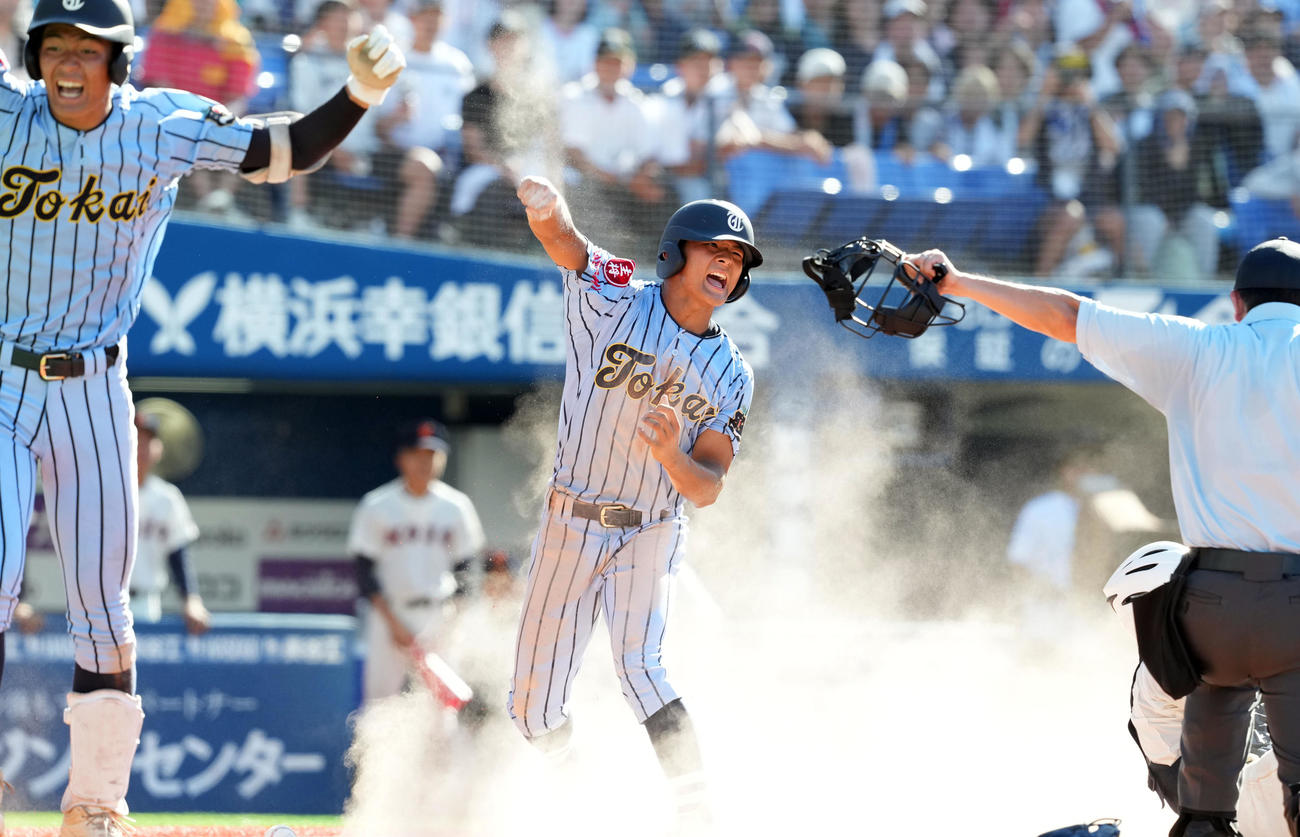 向上対東海大相模　9回裏東海大相模1死満塁、佐藤のサヨナラ犠飛で生還する柴田（撮影・たえ見朱実）